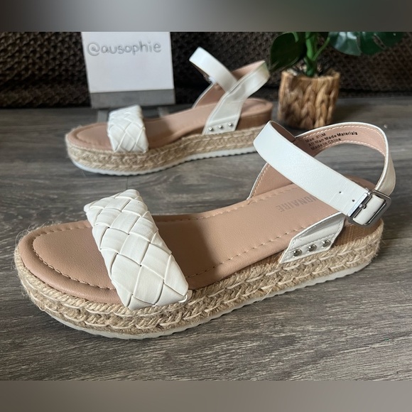 Cushionaire Mae Woven Espadrille Wedge Sandals in White & tan. Size 8.5 - Picture 2 of 8